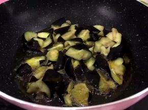 锅里放油，多放点，油热至八九成热时，将茄子放入