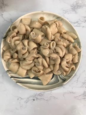 将煮好肥肠切成小块。