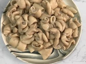 将煮好肥肠切成小块。