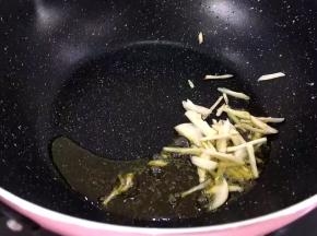 锅里放油，烧热后将蒜丝爆香