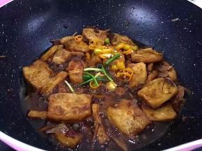 放入辣椒，和一勺鸡精调味，撒上葱段，收汁即可