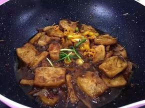 放入辣椒，和一勺鸡精调味，撒上葱段，收汁即可