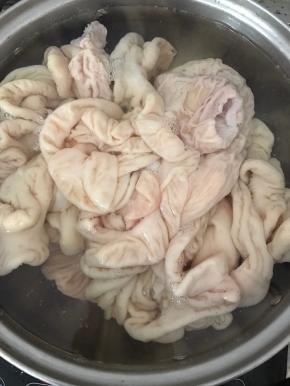 肥肠清洗干净，去掉内层肥油，用面粉搓洗。
