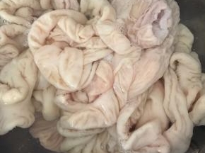 肥肠清洗干净，去掉内层肥油，用面粉搓洗。