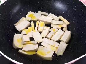 锅里放油，将切好的豆腐放入