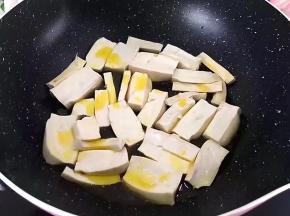 锅里放油，将切好的豆腐放入