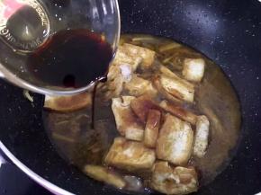 放入一勺蚝油，一勺生抽，半勺白糖