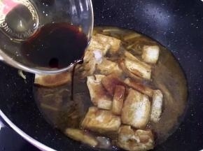 放入一勺蚝油，一勺生抽，半勺白糖