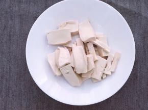 将豆腐泡水后捞出切片