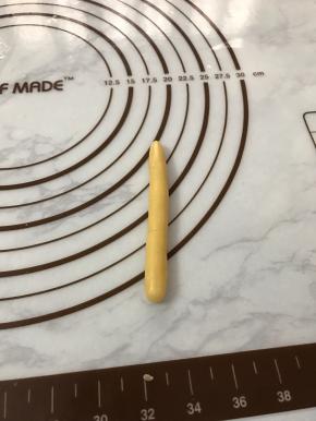 取一个小面团，搓成长条。