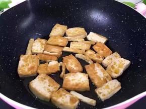 记得翻面，煎至两面金黄即可