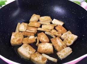 记得翻面，煎至两面金黄即可