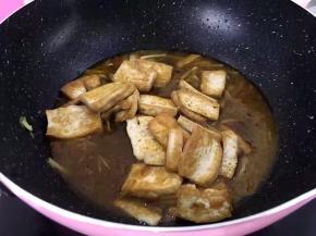 煮开后下入煎好的豆腐