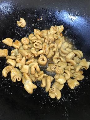 加入适量老干妈，蚝油，生抽，炒匀。