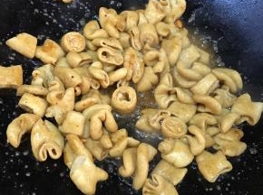 加入适量老干妈，蚝油，生抽，炒匀。