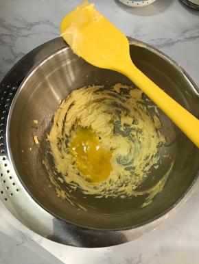 分两次加入蛋液，充分打发。