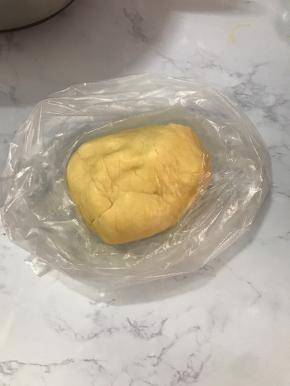 和成团后放入保鲜袋，放到冰箱冷藏半个小时。