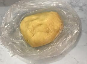 和成团后放入保鲜袋，放到冰箱冷藏半个小时。
