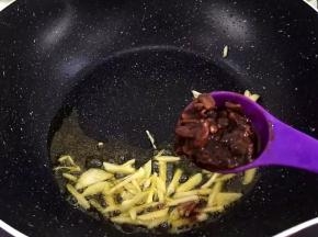 加入一勺豆瓣酱锅里放水