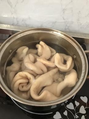 放入滚水中，加入适量料酒，煮20分钟左右。主要是将肥肠煮软，不然直接炒会比较硬，难嚼。