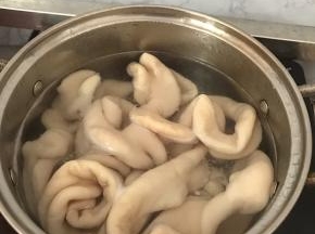 放入滚水中，加入适量料酒，煮20分钟左右。主要是将肥肠煮软，不然直接炒会比较硬，难嚼。