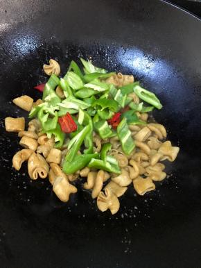 加入尖椒，少许盐，炒至尖椒断生即可出锅。