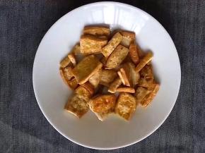 捞出煎好的豆腐装盘