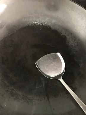 热锅，加入适量食用油。