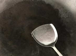 热锅，加入适量食用油。