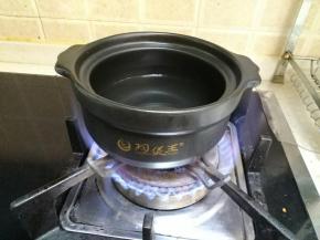 砂锅里放入清水。