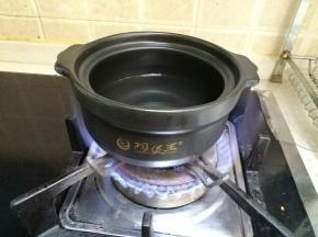 砂锅里放入清水。