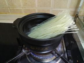 把粉丝和木耳放入砂锅里煮软。