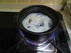 米粉煮到可以掐断。