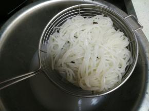 把米粉捞出来。