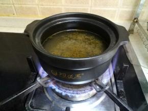 砂锅重新加入清水，倒入汤包。