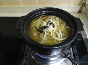 把米粉下入砂锅里。