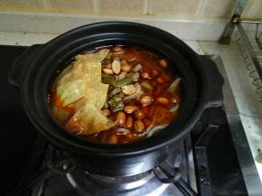 把豆腐皮下入锅里。