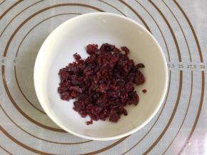 将蔓越莓切碎上点备用
