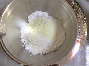 将白鲨面包预拌粉，高筋粉，奶粉加糖和盐放入打蛋盆里拌匀