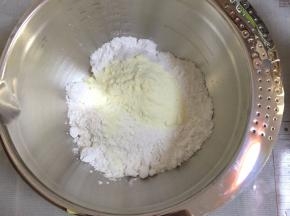 将白鲨面包预拌粉，高筋粉，奶粉加糖和盐放入打蛋盆里拌匀