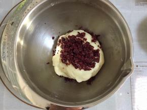 放入蔓越莓揉匀醒10分钟