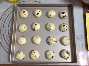 将面团平均分成16等份揉圆，烤箱预热170度5分钟