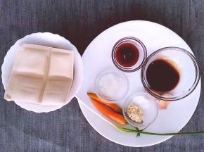 将豆腐，辣椒，葱大蒜，盐，豆瓣酱，蚝油，鸡精，白糖，生抽准备好