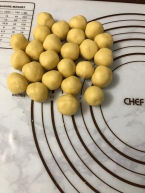 将面团分成10克的小面团。