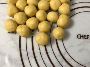 将面团分成10克的小面团。
