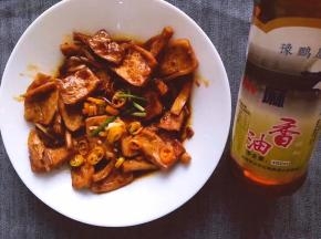 出锅装盘淋几滴香油