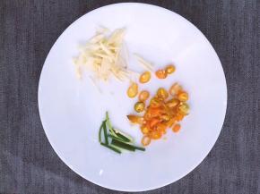 将辣椒洗净后切碎，将大蒜切丝，葱切段