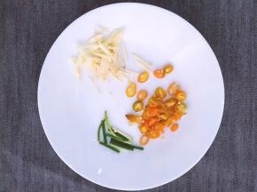 将辣椒洗净后切碎，将大蒜切丝，葱切段