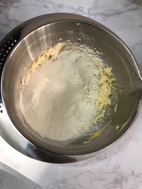 筛入粉类，用刮刀拌匀。