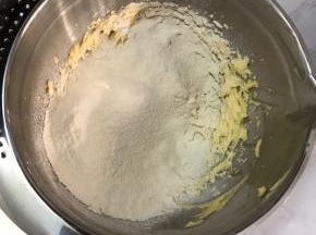 筛入粉类，用刮刀拌匀。